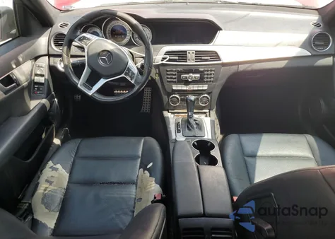 2012 Mercedes-Benz C 250 z USA, uszkodzony, nr VIN WDDGF4HB3CR228171